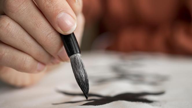 photo d'un pinceau de calligraphie encre noire 