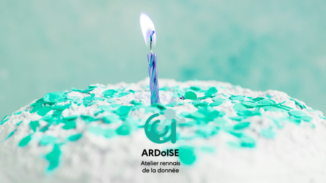 gateau anniversaire bleu avec logo ardoise 