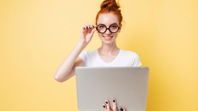 Femme tenant un ordinateur