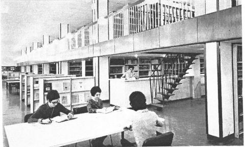 Photo en 1970 de la Bibliothèque universitaire de Rennes 2 